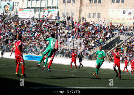 3. Juli 2011 - Ramallah, West Bank - A palästinensischen Spieler und Afghanistan Spieler Herausforderung für den Ball während einer Fußball-zwischen der palästinensischen und Afghanistan entsprechen Nationalmannschaften in der West Bank Stadt Ramallah, Sonntag. Die palästinensischen Fußballnationalmannschaft zog 1-1 gegen Afghanistan am Sonntag, ein Ergebnis, das die Palästinenser auf die nächste Qualifikationsrunde für die Welt-Cu Vorschüsse Stockfoto