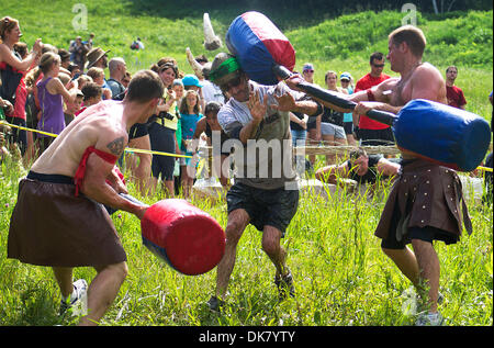 3. Juli 2011 - Chelsea, Quebec, Kanada - ein Kandidat während der Spartan Race Camp Fortune in Gatineau Park, Québec von der spartanischen Krieger auf die "Gladiatoren-Challange" getroffen. 2500 Teilnehmer wurden erwartet, Teilnahme an der größten Extremereignis in Ostkanada mit einer 5 km-Lauf mit Hindernissen einschließlich Feuer springt, Schlamm, Gruben und Zäune durch dichten Wald. (Kredit-ich Stockfoto