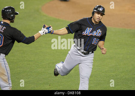 6. Juli 2011 - Los Angeles, California, Vereinigte Staaten von Amerika - New York Mets Recht Fielder Carlos Beltran (15) erhält Glückwünsche von New York Mets Catcher Josh Thole (30) nach erzielte seinen zweiten Lauf des Spiels, während ein Spiel zwischen den New York Mets und die Los Angeles Dodgers im Dodger Stadium.  Die Mets schlagen die Dodgers 5-3 Abschluss eine drei Spiel Sweep des Dod Stockfoto