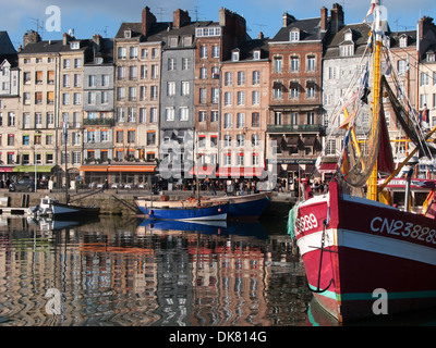 NORMANDIE, FRANKREICH. Der malerische Hafen in Honfleur auf der Seine-Mündung. 2013. Stockfoto