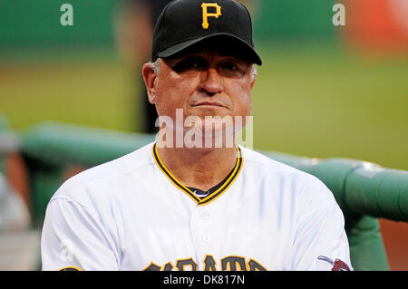 6. Juli 2011 - nehmen PENNSYLVANNIA, Pittsburgh, USA - Pittsburgh Pirates Manager Clint Hurdle (13) auf der Trainerbank als die Pittsburgh Pirates auf die Houston Astros im PNC Park in Pittsburgh, PA... Astros besiegen die Piraten 8-2. (Kredit-Bild: © Dean Beattie/Southcreek Global/ZUMAPRESS.com) Stockfoto