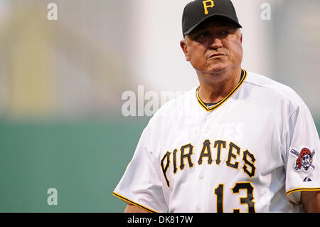 6. Juli 2011 - PENNSYLVANNIA, Pittsburgh, USA - Pittsburgh Pirates Manager Clint Hurdle (13) wieder auf der Trainerbank als die Pittsburgh Pirates Spaziergängen auf die Houston Astros im PNC Park in Pittsburgh, PA... Astros besiegen die Piraten 8-2. (Kredit-Bild: © Dean Beattie/Southcreek Global/ZUMAPRESS.com) Stockfoto