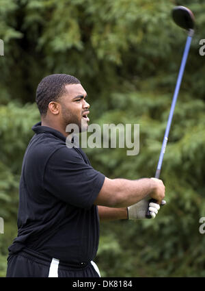 11. Juli 2011 - Ann Arbor, Michigan, USA - Philadelphia Eagles Defensive End Brandon Graham abschlägt während der Jalen Rose Leadership Academy Golfausflug auf Barton-Hügel-Countryklub in Ann Arbor, MI am 11. Juli 2011.  Geld, die in den Ausflug gehen in Richtung einer neuen Charta High School in Detroit. (Kredit-Bild: © Mark Bialek/ZUMAPRESS.com) Stockfoto