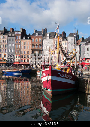 NORMANDIE, FRANKREICH. Der malerische Hafen in Honfleur auf der Seine-Mündung. 2013. Stockfoto