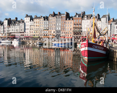 NORMANDIE, FRANKREICH. Der malerische Hafen in Honfleur auf der Seine-Mündung. 2013. Stockfoto