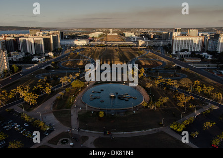 Die monumentale Achse ("Eixo Monumental" in portugiesischer Sprache) ist eine zentrale Allee in Brasílias Stadtplanung. Stockfoto