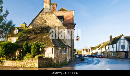 Blick auf die Hauptstraße durch Lacock, eine mittelalterliche Wolle Kaufleute Dorf in Wiltshire. Stockfoto