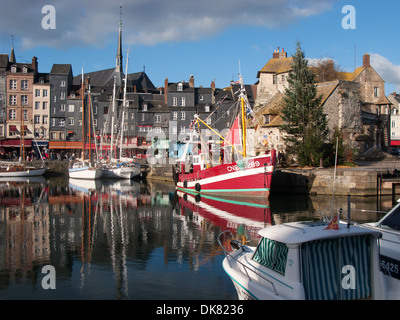 NORMANDIE, FRANKREICH. Der malerische Hafen in Honfleur auf der Seine-Mündung. 2013. Stockfoto