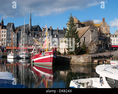 NORMANDIE, FRANKREICH. Der malerische Hafen in Honfleur auf der Seine-Mündung. 2013. Stockfoto