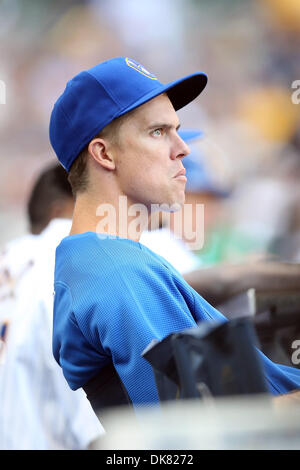 6. Juli 2011 - Milwaukee, Wisconsin, USA - Milwaukee Brewers ab Krug Zack Greinke #13 Uhren aus der obersten Stufe des Dugout während des Spiels. Die Milwaukee Brewers besiegte den Arizona Diamondbacks 3-1 im Miller Park in Milwaukee. (Kredit-Bild: © John Fisher/Southcreek Global/ZUMAPRESS.com) Stockfoto