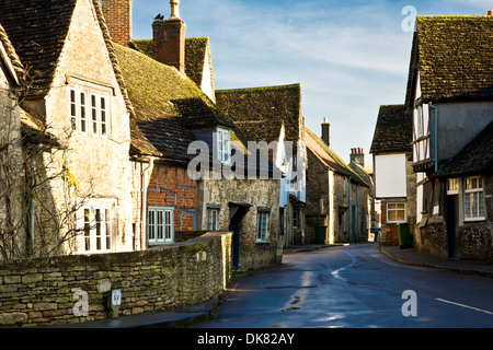 Eine Straße des mittelalterlichen Wolle Kaufmannshäuser in das Dorf von Lacock in Wiltshire. Stockfoto