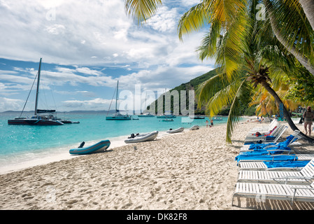 Aufblasbare Schlauchboote fuhren am Strand von White Bay auf Jost Van Dyke auf den Britischen Jungferninseln. Der Strand ist berühmt für eine Reihe von Bars, die tropische Drinks servieren, vor allem die soggy Dollar Bar. Die Karibik ist bekannt für ihre vielfältige Unterwasserwelt und Korallenriffe und verfügt über einige der schönsten und am besten erhaltenen Strände der Welt. Stockfoto