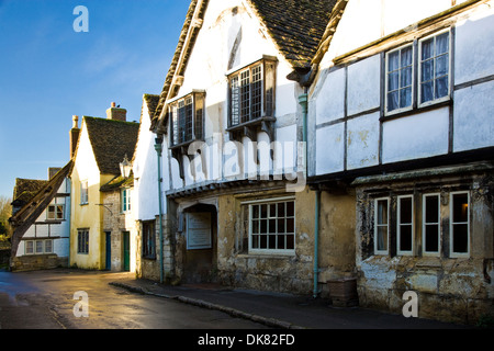 Das Zeichen des Engels beherbergt eines der berühmtesten mittelalterlichen in das Dorf von Lacock in Wiltshire. Stockfoto