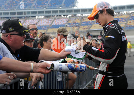 8. Juli 2011 - Sparta, Kentucky, USA - Joey Logano Autogramme Treiber der (20) The Home Depot Toyota, Zeichen vor der Qualifikation für die erste Ausführung der Quaker State 400 auf dem Kentucky Speedway in Sparta, Kentucky. Qualifikation abgesagt folgen Regen auf halbem Weg durch die Sitzung. (Kredit-Bild: © Michael Johnson/Southcreek Global/ZUMAPRESS.com) Stockfoto