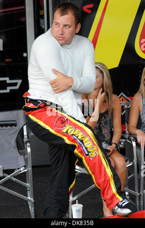 8. Juli 2011 - Sparta, Kentucky, USA - Ryan Newman, Fahrer (39) Tornados Chevrolet, schaut auf die Garage wie Regen abbrechen Qualifikation für die erste Ausführung der Quaker State 400 auf dem Kentucky Speedway in Sparta, fällt (Credit-Bild: © Michael Johnson/Southcreek Global/ZUMAPRESS.com) Stockfoto