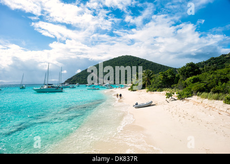 Blick nach Süden entlang des Sandstrands an der White Bay auf Jost Van Dyke auf den Britischen Jungferninseln. Der Strand ist berühmt für eine Reihe von Bars, die tropische Drinks servieren, vor allem die soggy Dollar Bar. Die Karibik ist bekannt für ihre vielfältige Unterwasserwelt und Korallenriffe und verfügt über einige der schönsten und am besten erhaltenen Strände der Welt. Stockfoto