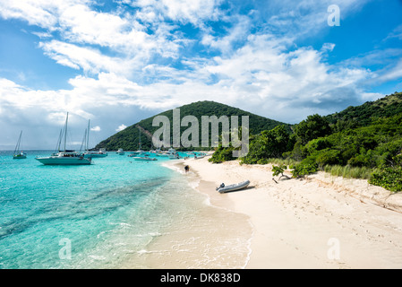 White Bay auf Jost Van Dyke auf den Britischen Jungferninseln. Der Strand ist berühmt für eine Reihe von Bars, die tropische Drinks servieren, vor allem die soggy Dollar Bar. Die Karibik ist bekannt für ihre vielfältige Unterwasserwelt und Korallenriffe und verfügt über einige der schönsten und am besten erhaltenen Strände der Welt. Stockfoto