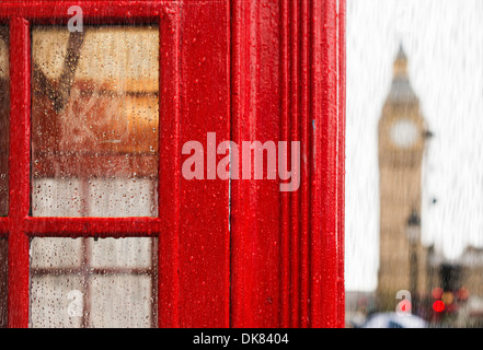 Big Ben und rote Telefon Kabine in London. Regentag Stockfoto