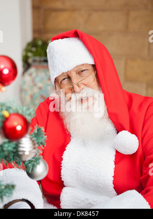 Mann verkleidet als Weihnachtsmann vor Haus Stockfoto