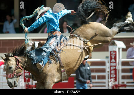 9. Juli 2011 reitet - Calgary, Alberta, Kanada - Sattel Bronc Reiter Tyler Corrington von Hastings, MN hundert Nachweis bei der Calgary Stampede in Calgary, AB, Kanada.  Meist nahm am Tag mit einer Punktzahl von 75 4.. (Kredit-Bild: © Matt Cohen/Southcreek Global/ZUMAPRESS.com) Stockfoto