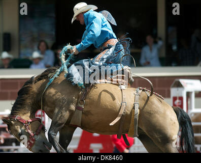 9. Juli 2011 reitet - Calgary, Alberta, Kanada - Sattel Bronc Reiter Tyler Corrington von Hastings, MN hundert Nachweis bei der Calgary Stampede in Calgary, AB, Kanada.  Meist nahm am Tag mit einer Punktzahl von 75 4.. (Kredit-Bild: © Matt Cohen/Southcreek Global/ZUMAPRESS.com) Stockfoto