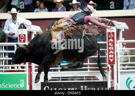 9. Juli 2011 reitet - Calgary, Alberta, Kanada - Bull-Fahrer Devon Mezei von Medicine Hat, AB gebrochen sprach bei der Calgary Stampede in Calgary, AB, Kanada. (Kredit-Bild: © Matt Cohen/Southcreek Global/ZUMAPRESS.com) Stockfoto