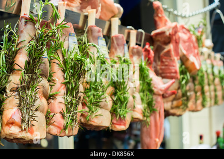 Fleisch und Wurst in einer Metzgerei. Stand Stockfoto