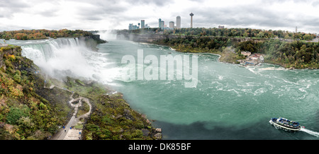 NIAGARA, NY - Hochauflösende Panorama auf die amerikanischen Fälle am Niagara Falls auf dem Niagara River an der Grenze zwischen den Vereinigten Staaten und Kanada. In der Entfernung, bei der Rahmen links Teil des größeren Horseshoe Falls gesehen werden kann. Die Mädchen des Nebels, Touristen, ist unten rechts. Stockfoto