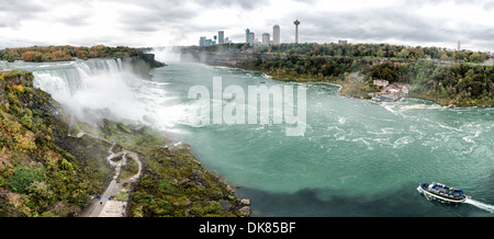 Niagarafälle American Falls Panorama Niagarafälle Ontario Kanada // hochauflösendes Panorama der American Falls an den Niagarafällen am Niagara River an der Grenze zwischen den USA und Kanada. In der Entfernung links vom Rahmen ist ein Teil der größeren Horseshoe Falls zu sehen. Die Maid of the Mist, die Touristen transportiert, ist unten rechts. Stockfoto
