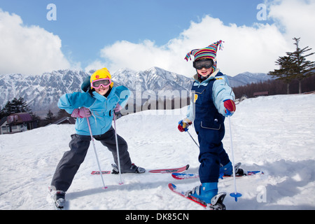 Japanische Kinder im Schnee Stockfoto