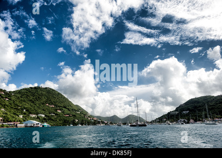 Die Gewohnheit am West End auf Tortola auf den Britischen Jungferninseln, mit Tortola auf der linken Seite und Frenchman's Cay auf der rechten Seite. Die Karibik ist bekannt für ihre vielfältige Unterwasserwelt und Korallenriffe und verfügt über einige der schönsten und am besten erhaltenen Strände der Welt. Stockfoto