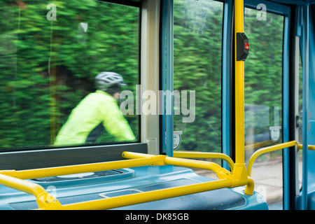 Bus-Interieur in öffentlichen Verkehrsmitteln. Sitzplätze im bus Stockfoto