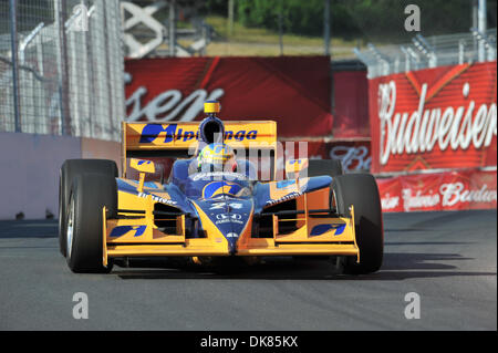 9. Juli 2011 - Toronto, Ontario, Kanada - Ana Beatriz Ausgänge 4 Umdrehung an der Honda Indy Toronto (Credit-Bild: © Steve Dachgaube/Southcreek Global/ZUMAPRESS.com) Stockfoto