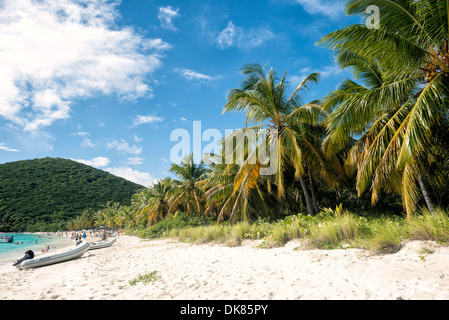 Der weiße Sandstrand von White Bay auf Jost Van Dyke auf den Britischen Jungferninseln. Die Karibik ist bekannt für ihre vielfältige Unterwasserwelt und Korallenriffe und verfügt über einige der schönsten und am besten erhaltenen Strände der Welt. Stockfoto