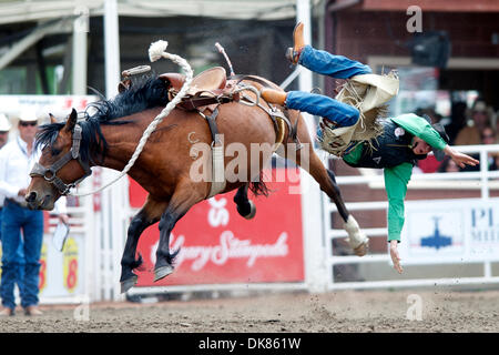 10. Juli 2011 - bekommt während der Neuling Sattel Bronc Veranstaltung bei der Calgary Stampede in Calgary, AB, Kanada AB Calgary, Alberta, Kanada - Kale McKenzie von Rocky Mountain House, Troll Berg sträubte sich. (Kredit-Bild: © Matt Cohen/Southcreek Global/ZUMAPRESS.com) Stockfoto