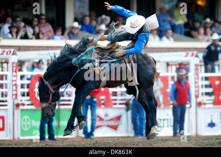 10. Juli 2011 ruft - Calgary, Alberta, Kanada - Sattel Bronc Reiter Jesse Bail Spearfish, SD aus sträubte sich nach dem Reiten Special Delivery bei der Calgary Stampede in Calgary, AB, Kanada.  Bail Platz 5 am Tag mit einem Score von 79. (Kredit-Bild: © Matt Cohen/Southcreek Global/ZUMAPRESS.com) Stockfoto