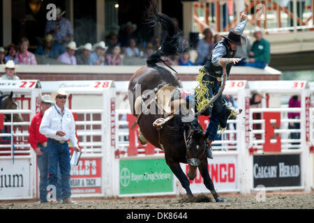 10. Juli 2011 - bekommt AB Calgary, Alberta, Kanada - Lane Stuckey der Rockey Mountain House aus harten Legierung in der Anfänger Sattel Bronc Veranstaltung bei der Calgary Stampede in Calgary, AB, Kanada sträubte sich. (Kredit-Bild: © Matt Cohen/Southcreek Global/ZUMAPRESS.com) Stockfoto