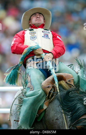 10. Juli 2011 zieht nach dem Reiten amerikanische Schwester bei der Calgary Stampede in Calgary, AB, Kanada - Calgary, Alberta, Kanada - Sattel Bronc Reiter Dustin Flundra von High River, AB.  Flundra für 3. am Tag mit einer Punktzahl von 80,5 gebunden. (Kredit-Bild: © Matt Cohen/Southcreek Global/ZUMAPRESS.com) Stockfoto