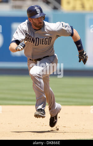 10. Juli 2011 - Los Angeles, California, Vereinigte Staaten von Amerika - San Diego Padres right Fielder Chris Denorfia (13) Pausen zum dritten Base, während eines Spiels zwischen, San Diego Padres und die Los Angeles Dodgers im Dodger Stadium.  Die Dodgers besiegte die Padres 4-1 ein 3 Spiel Schwung um die erste beenden abschließen die Hälfte der Saison 2011 Hauptliga-Baseball, vor dem All-Star-b Stockfoto