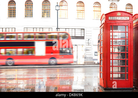 Rote Telefon Kabine in London. Vintage Telefon Cabine monumentale Stockfoto