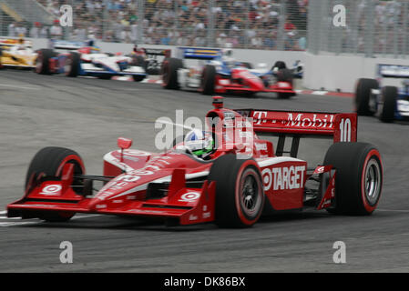 10. Juli 2011 - Toronto, Ontario, Kanada - IZOD Honda Indy Treiber #10 Dario Franchitti kurz vor die grüne Flagge an der Honda Indy in Toronto, Ontario. (Kredit-Bild: © Steve Dachgaube/Southcreek Global/ZUMAPRESS.com) Stockfoto