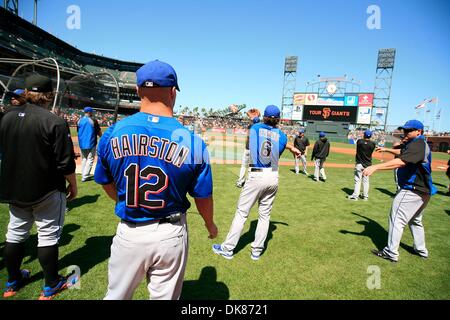 10. Juli 2011 - San Francisco, Kalifornien, USA - New York Mets linker Feldspieler Scott Hairston (12) wärmt vor dem MLB-Spiel zwischen den San Francisco Giants und die New York Mets. Die San Francisco Giants gewinnen das Spiel 4: 2. (Kredit-Bild: © Dinno Kovic/Southcreek Global/ZUMAPRESS.com) Stockfoto