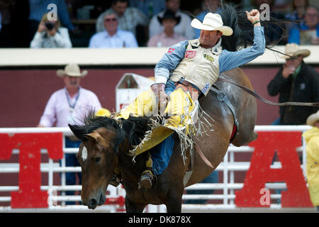 11. Juli 2011 reitet - Calgary, Alberta, Kanada - Bareback Fahrer Bobby Mote von Culver, OR Horse With No Name bei der Calgary Stampede in Calgary, AB, Kanada.  Mote Platz 5 am Tag mit einer Punktzahl von 83.50. (Kredit-Bild: © Matt Cohen/Southcreek Global/ZUMAPRESS.com) Stockfoto