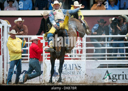 11. Juli 2011 reitet - Calgary, Alberta, Kanada - Bareback Fahrer Bobby Mote von Culver, OR Horse With No Name bei der Calgary Stampede in Calgary, AB, Kanada.  Mote Platz 5 am Tag mit einer Punktzahl von 83.50. (Kredit-Bild: © Matt Cohen/Southcreek Global/ZUMAPRESS.com) Stockfoto