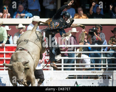 11. Juli 2011 - Calgary, Alberta, Kanada - Bull-Fahrer Chad Besplug Claresholm, Fahrten AB Bad To The Bone bei der Calgary Stampede in Calgary, AB, Kanada.  Besplug Platz 5 am Tag mit einer Punktzahl von 84. (Kredit-Bild: © Matt Cohen/Southcreek Global/ZUMAPRESS.com) Stockfoto