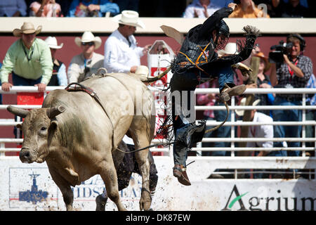 11. Juli 2011 - Calgary, Alberta, Kanada - Bull-Fahrer Chad Besplug Claresholm, Fahrten AB Bad To The Bone bei der Calgary Stampede in Calgary, AB, Kanada.  Besplug Platz 5 am Tag mit einer Punktzahl von 84. (Kredit-Bild: © Matt Cohen/Southcreek Global/ZUMAPRESS.com) Stockfoto