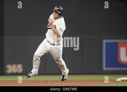 14. Juli 2011 - Minneapolis, Minnesota, Vereinigte Staaten von Amerika - 14. Juli 2011: Minnesota Twins Recht Fielder Michael Cuddyer (5) zweite runden und geht auf die Gäste vom ersten Base auf einem einzigen im 5. Inning des Spiels zwischen den Minnesota Twins und Kansas City Royals im Zielfeld in Minneapolis, Minnesota. (Kredit-Bild: © Marilyn Indahl/Southcreek Global/ZUMAPRESS.com) Stockfoto