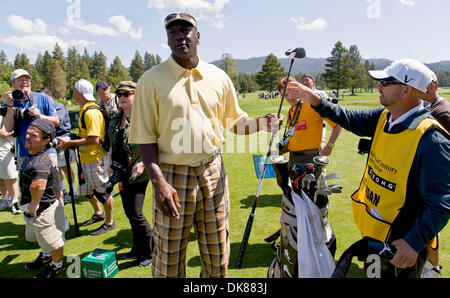 15. Juli 2011 spielt in der ersten Runde bei den 21. jährlichen amerikanischen Jahrhundert Meisterschaften auf dem Golfplatz Edgewood Tahoe - Stateline, Nevada, USA - Michael Jordan.  Ein Preisgeld von 600.000 Dollar bietet der made-for-TV-ACC, im Besitz und von NBC Sports ausgestrahlt premier Promi-Golfturnier der Welt. (Kredit-Bild: © Brian Cahn/ZUMAPRESS.com) Stockfoto