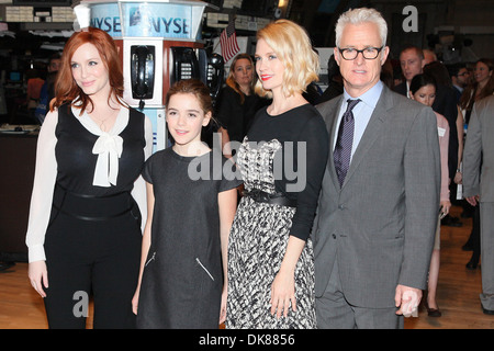 Castmembers der "Verrückten" Christina Hendricks Kiernan Shipka January Jones und John Slattery Pose nach Öffnung Glocke zu läuten Stockfoto