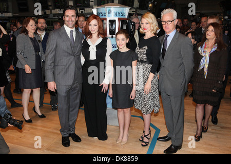 Castmembers der 'Verrückten' Jon Hamm Christina Hendricks Kiernan Shipka January Jones und John Slattery Pose nach Eröffnung Klingeln Stockfoto